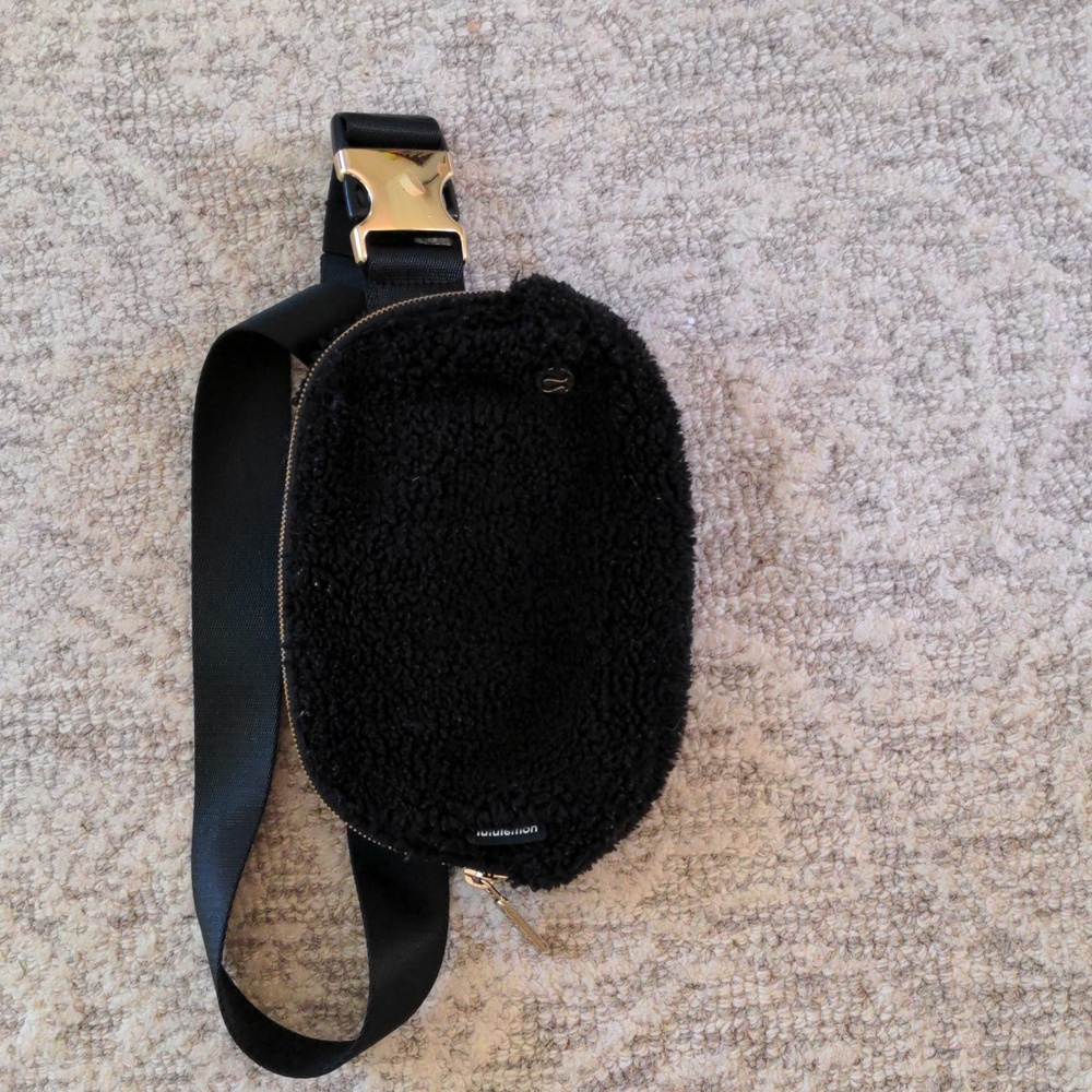 Lululemon Black Fleece Belt Bag 1L